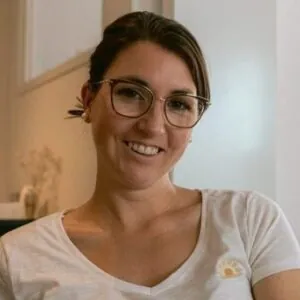 Portretfoto van Iemke, trainer en fysiotherapeut bij SheMoves Ede