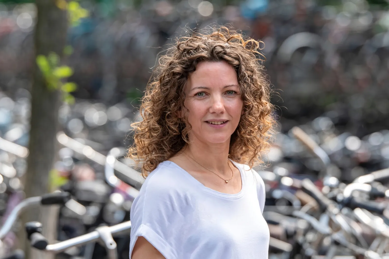Portretfoto van Nienke, trainer bij SheMoves Ede